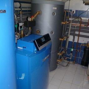 Strojovna tepelného čerpadla Mastertherm + kondenzační plynový kotel Buderus